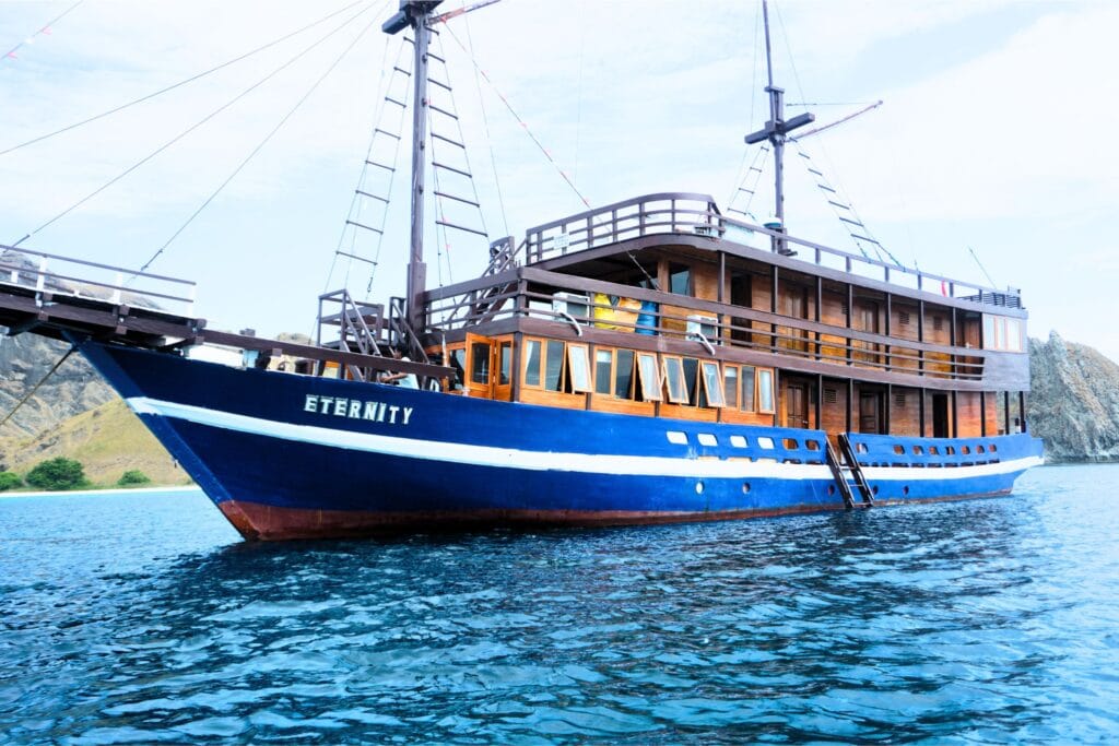 Komodo Luxury Cruise Lombok to Flores By Klm Eternity