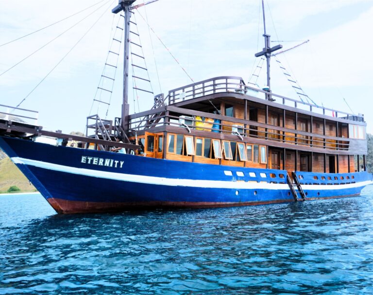 Komodo Luxury Cruise Lombok to Flores By Klm Eternity