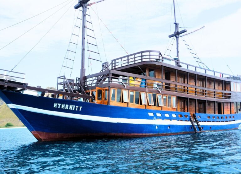 Komodo Luxury Cruise Lombok to Flores By Klm Eternity