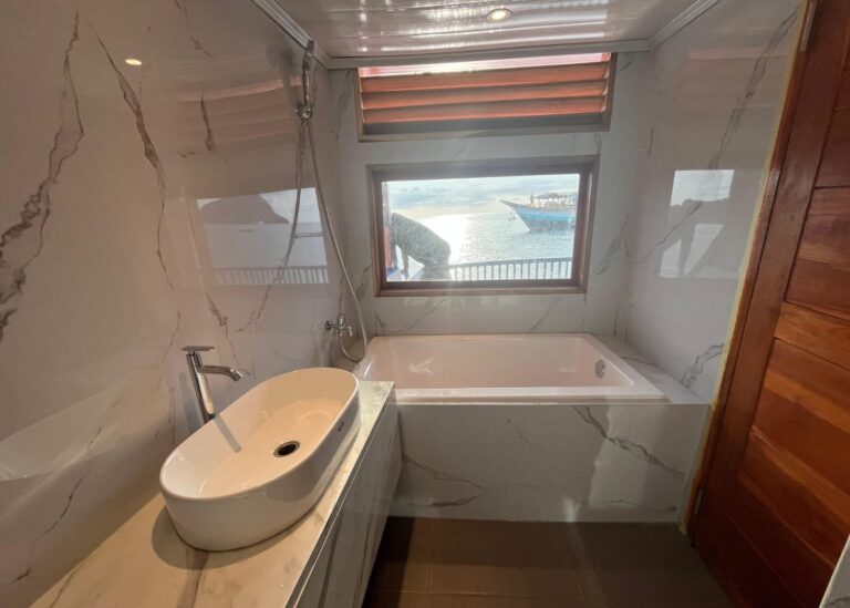 Komodo Luxury Cruise Lombok to Flores By Klm Eternity